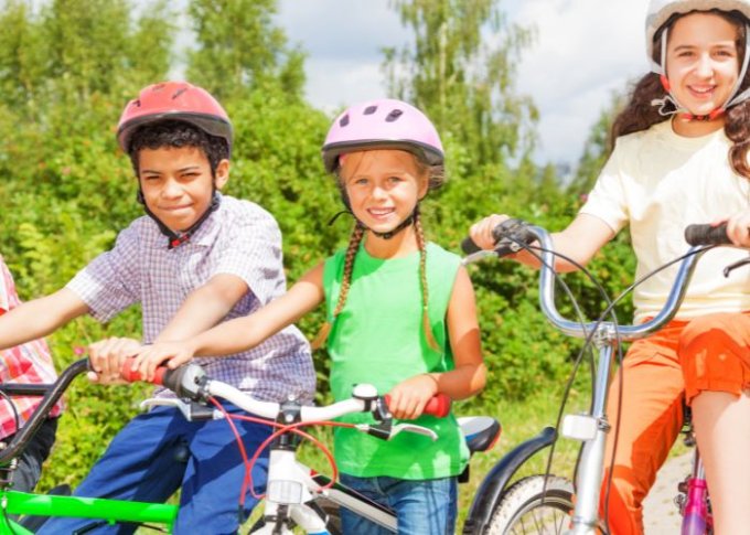 Dzieci w kaskach podczas wycieczki rowerowej