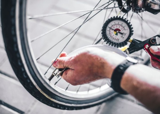 Elektryczna pompka do roweru z manometrem