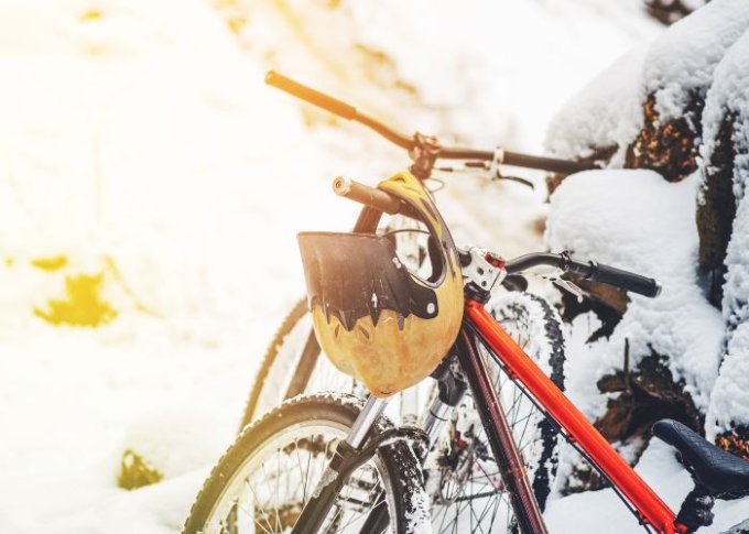 Kask fullface zawieszony na rowerze górskim