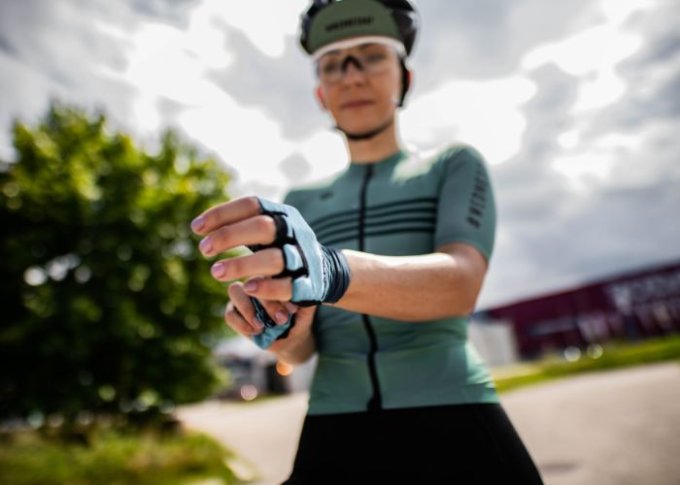 Kobieta ubiera damskie rękawiczki rowerowe