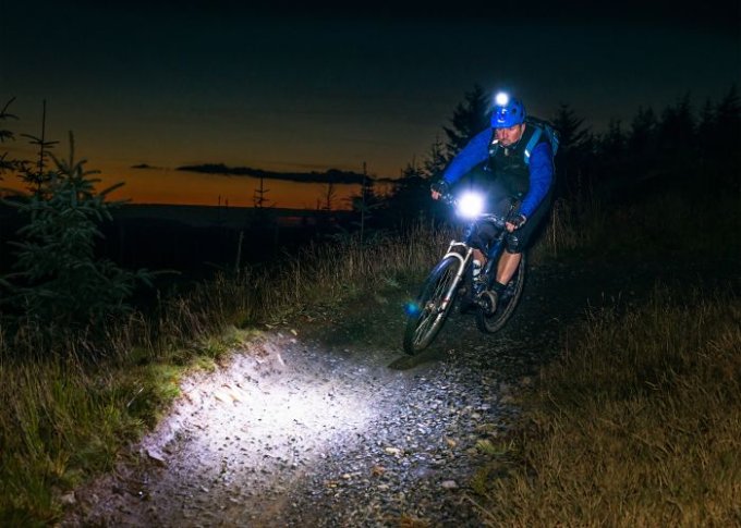 Lampka LED oświetla trasę rowerzyście