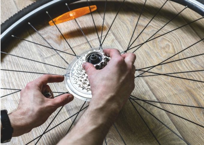Mężczyzna montuje nową kasetę rowerową