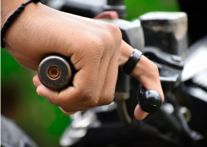 Mężczyzna używa manetki w rowerze elektrycznym