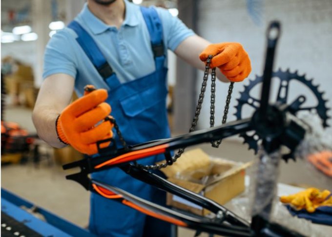 Mężczyzna zakłada łańcuch rowerowy
