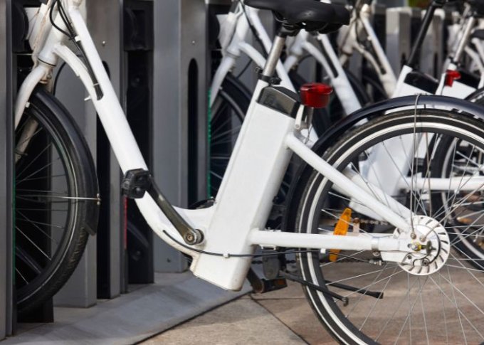 Rower elektryczny podłączony do ładowarki rowerowej