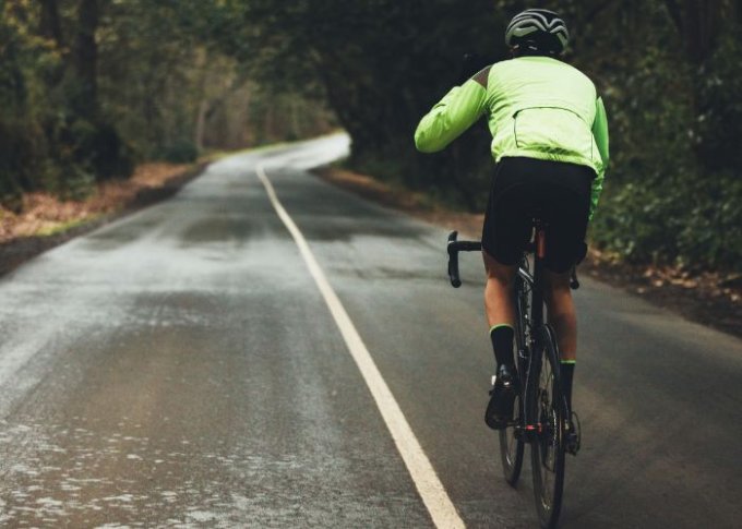 Rowerzysta docenia zalety kurtki przeciwdeszczowej na rower