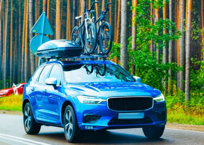 Samochód z dwoma rowerami na bagażniku dachowym