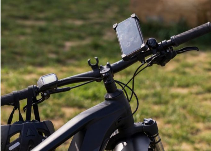 Telefon w rowerowym uchwycie na telefon